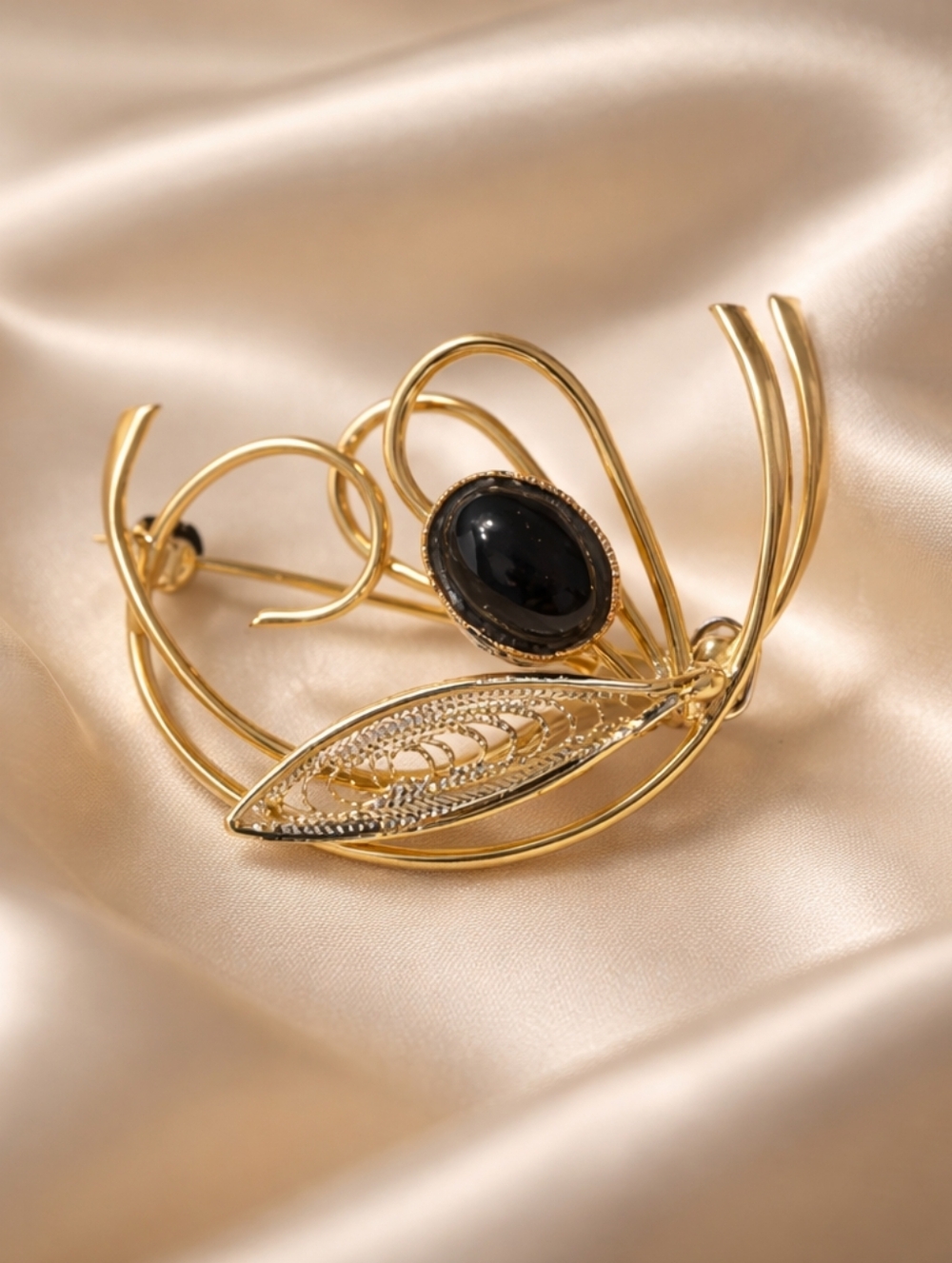 Gold tone pin/brooch